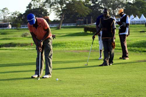 kenianische Golfer Putts